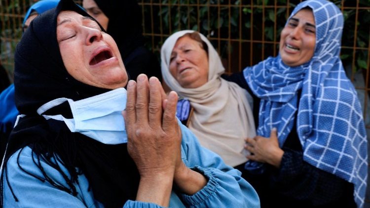 फिलीस्तीन में इस्राएली आक्रमण के उपरान्त महिलाओं का विलाप, 02.06.2025 