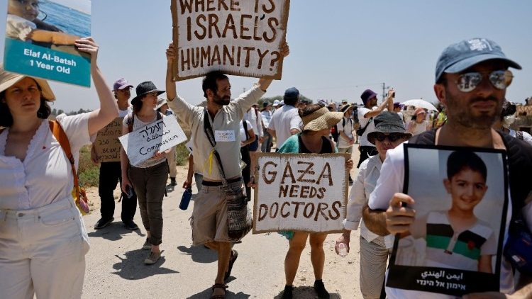 Israeliska judar och arabiska aktivister marscherar från Tel Aviv till gränsen mot Gaza den 6 juni för att kräva ett slut på kriget i Gaza.