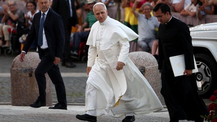 Papst Leo mit seinem peruanischen Privatsekretär bei der Ankunft auf dem Petersplatz
