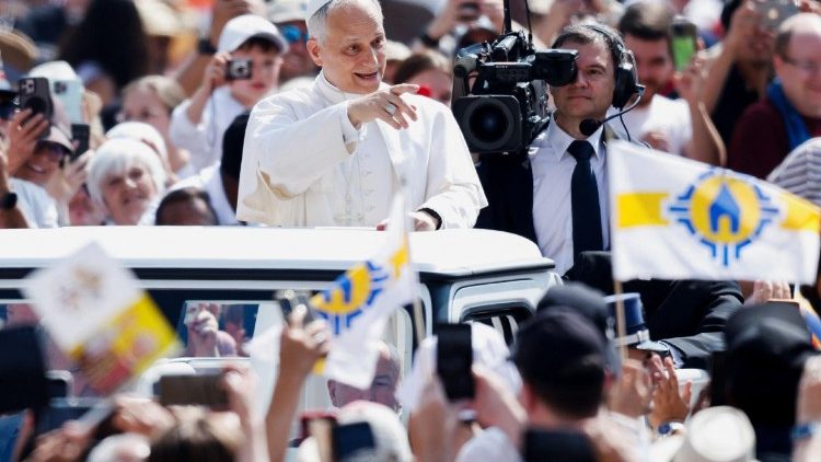 El Papa recorriendo la Plaza de San Pedro saludando a los 40 mil fieles