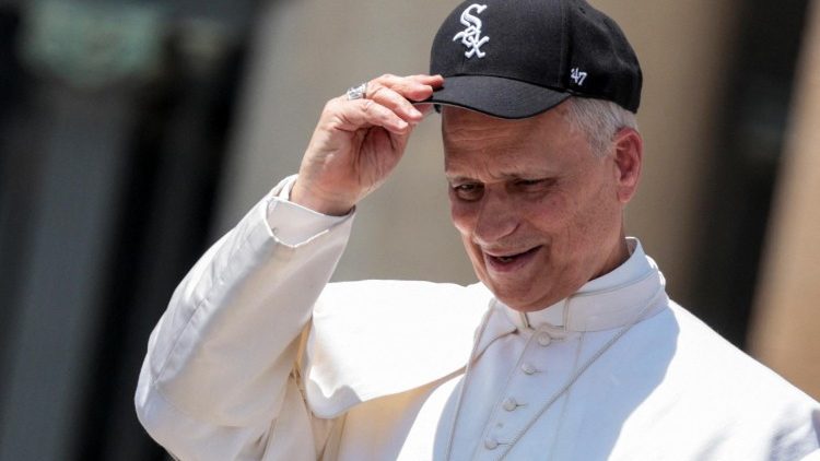 Le Pape Léon XIV a été aperçu lors de l'audience générale du 11 juin, place Saint-Pierre, avec une casquette des White Sox, l’équipe de baseball de Chicago.