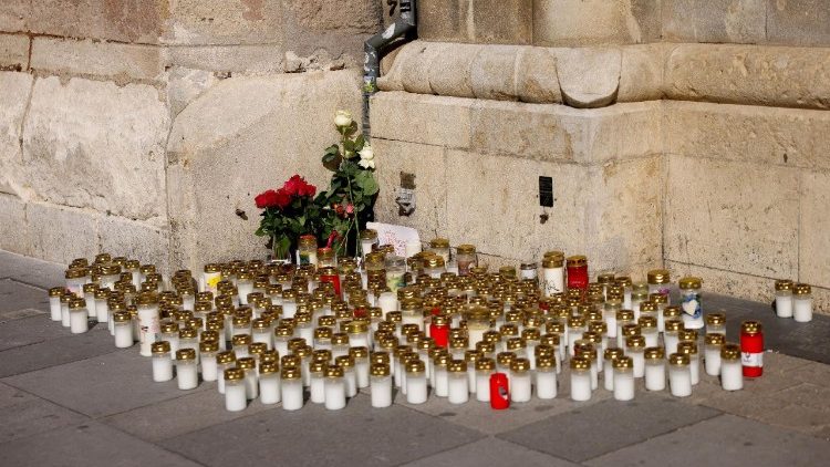 ഗ്രാസിലെ ഡ്രയർഷൂട്ട്സെൻഗാസ് ഹൈ സ്‌കൂളിൽ കൊല്ലപ്പെട്ടവർക്കുവേണ്ടി സെന്റ് സ്റ്റീഫൻസ് കത്തീഡ്രലിന് മുന്നിൽ തിരികൾ നിരത്തിയപ്പോൾ