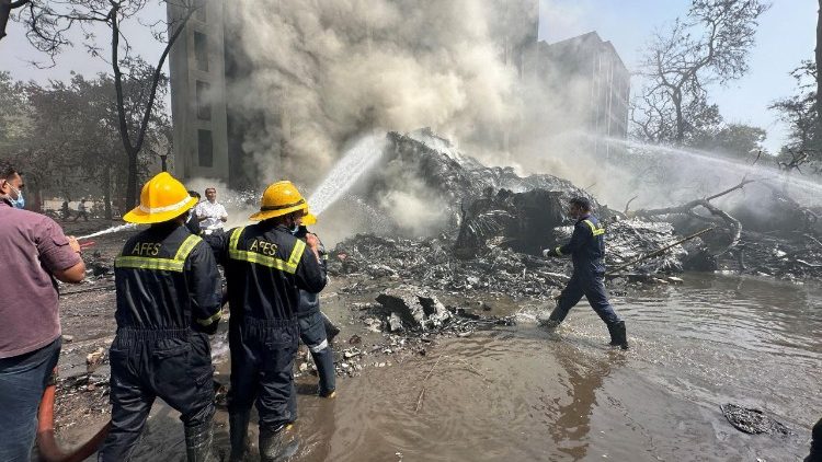 Des secouristes tentent de contrôler les flammes alors que la fumée s'élève sur le site où un avion d'Air India s'est écrasé à Ahmedabad, en Inde, le 12 juin 2025.