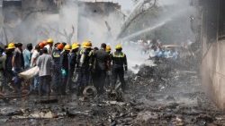 Soccoritori a lavoro sul luogo dello schianto del Boeing 787 dell’Air India 