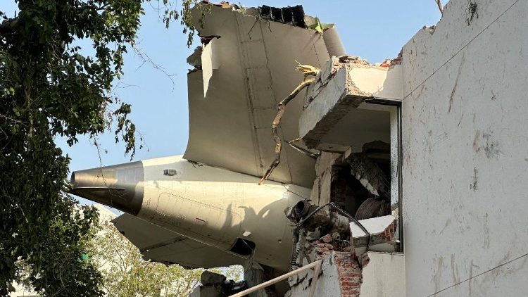 Абломкі самалёта кампаніі "Air India" на жылым доме