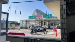 Jüngst konnte eine Einigung über den Status des Überseegebiets Gibraltar erzielt werden: das Bild zeigt Menschen bei Durchquerung der Zone