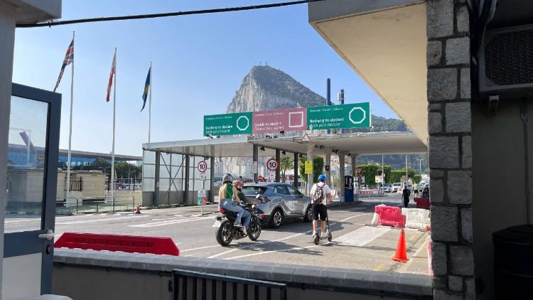 Jüngst konnte eine Einigung über den Status des Überseegebiets Gibraltar erzielt werden: das Bild zeigt Menschen bei Durchquerung der Zone