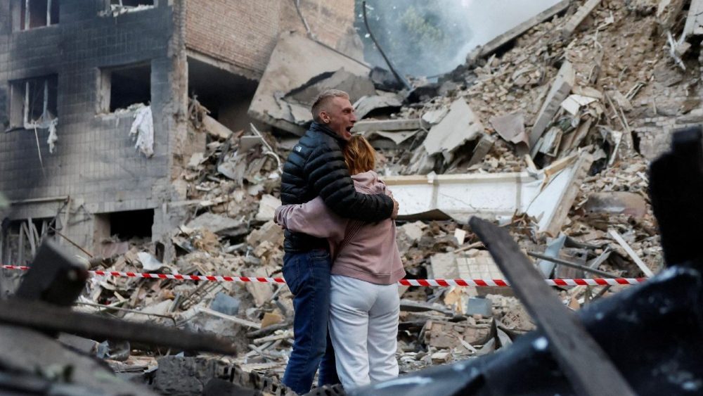 Moradores reagem no local de um prédio de apartamentos danificado durante um ataque russo, em meio ao ataque russo à Ucrânia, em Kiev, Ucrânia, em 17 de junho de 2025. REUTERS/Thomas Peter