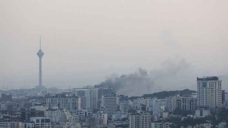 तेहरान में ईरानी सरकारी प्रसारक पर हमला