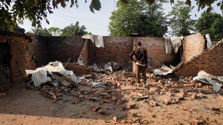 Nhà của người dân ở bang Benue, Nigeria, bị những chiến binh Hồi giáo Fulani đốt phá