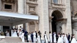 Ifjú házasokat áld meg Leó pápa  