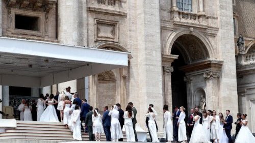 Le&oacute; p&aacute;pa katek&eacute;zise: J&eacute;zus a mi „ember&uuml;nk”, aki meggy&oacute;gy&iacute;t minket  