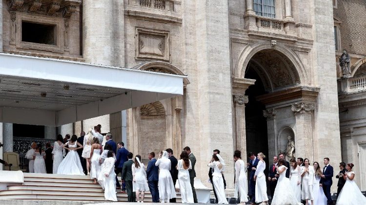 Ifjú házasokat áld meg Leó pápa  