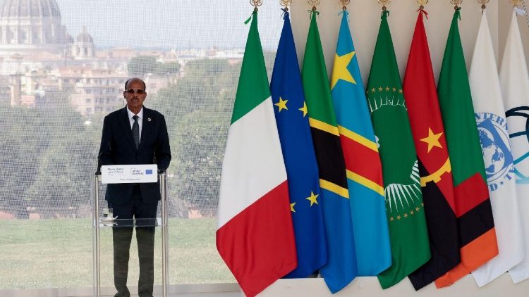 Nchi 14 na viongozi wa jumuiya ya Afrika walikusanyika katika Villa Pamphili Roma, kwa kugusia pia ushirikiano wa miundombinu na AI kwa maendeleo endelevu. Bi Meloni: "Mkataba kati ya mataifa huru yanayochagua kushirikiana kwa sababu yanaamini maadili ya utu na kazi"