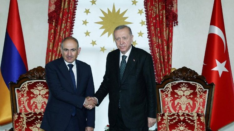 Turkish President Erdogan meets with Armenian PM Pashinyan