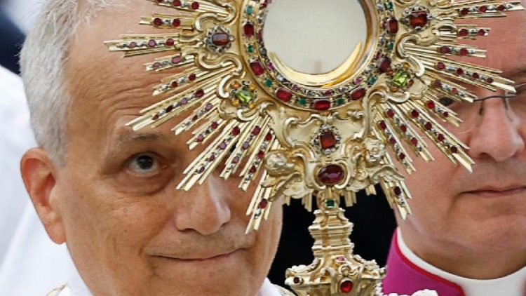 Kuzeni na kudumisha Ibada ya Kuabudu Ekaristi Takatifu