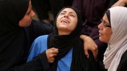 Funeral de palestinos mortos no domingo por fogo israelense enquanto buscavam ajuda no norte de Gaza