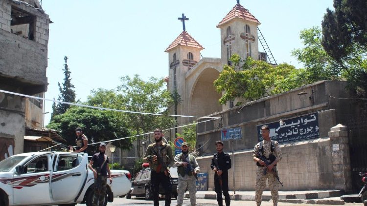 Des forces de sécurité près de l'église Saint-Joseph, dans le quartier de Bab-Sharqi, au lendemain de l'attentat.