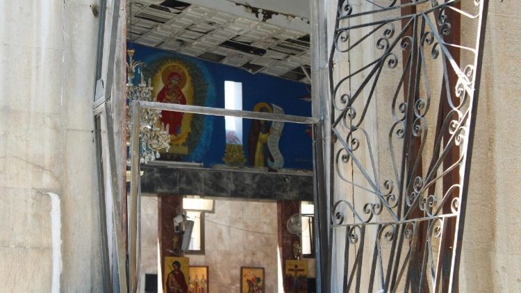 Uma vista mostra os danos dentro da Igreja Mar Elias, no bairro de Dweila, após o atentado suicida no domingo, 22 de junho de 2025, em Damasco, Síria. 23 de junho de 2025. REUTERS/Firas Makdesi