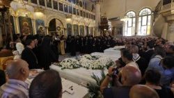 दमिश्क में आत्मघाती बम विस्फोट के पीड़ितों का अंतिम संस्कार