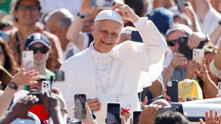 Papa leo XIV akisalimiana na mahujaji na waamini