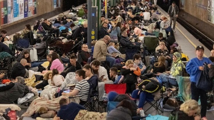 Pessoas se abrigam dentro de uma estação de metrô durante um ataque militar russo, em meio ao ataque da Rússia à Ucrânia, em Kiev, Ucrânia, em 29 de junho de 2025. REUTERS/Yan Dobronosov