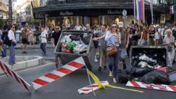 Studierende und andere Demonstranten errichten am 30. Juni in Belgrad eine Barrikade