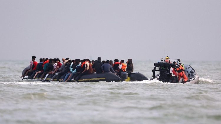 Migranti tra Francia e Gran Bretagna (Reuters)