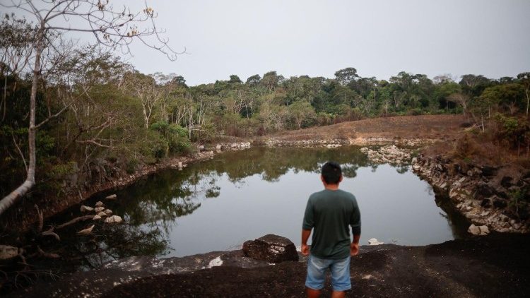 Indigenenführer vor den Überresten einer alten Mine in Rondonia, Brasilien 