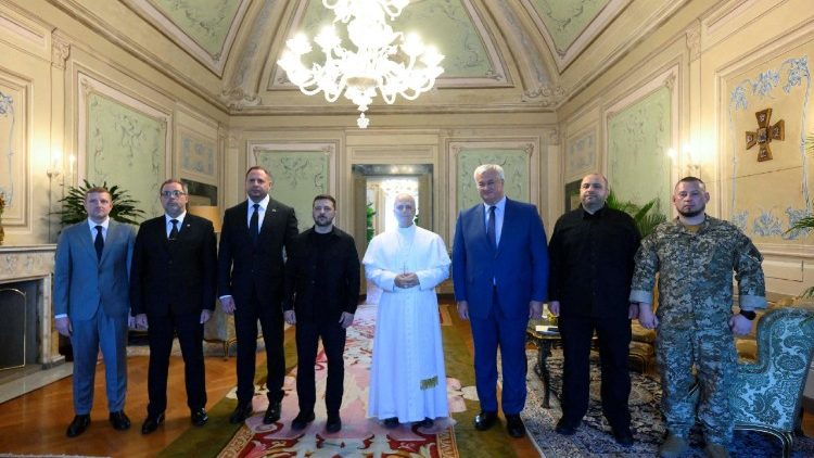 संत पापा लियो 14वे और राष्ट्रपति ज़ेलेंस्की एवं उनका प्रतिनिधिमंडल 