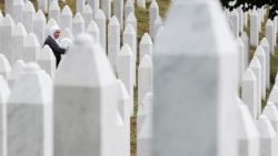 Uma mulher entre as lápides do Memorial de Srebrenica-Potocari, Bósnia e Herzegovina