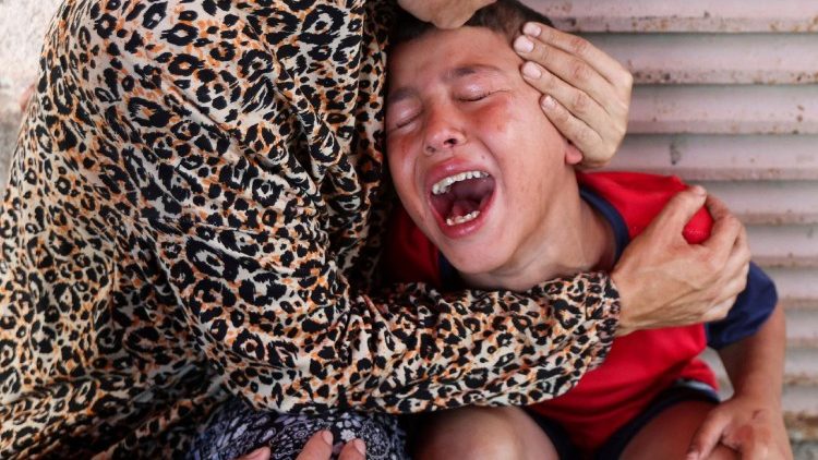 Uma mãe e seu filho no hospital de Deir el-Balah, na Faixa de Gaza. (Reuters)
