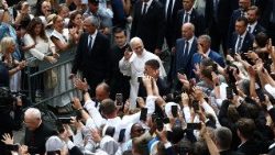 कस्तेल गंदोल्फो में लोगों से मुलाकात करते संत पापा लियो 14वें