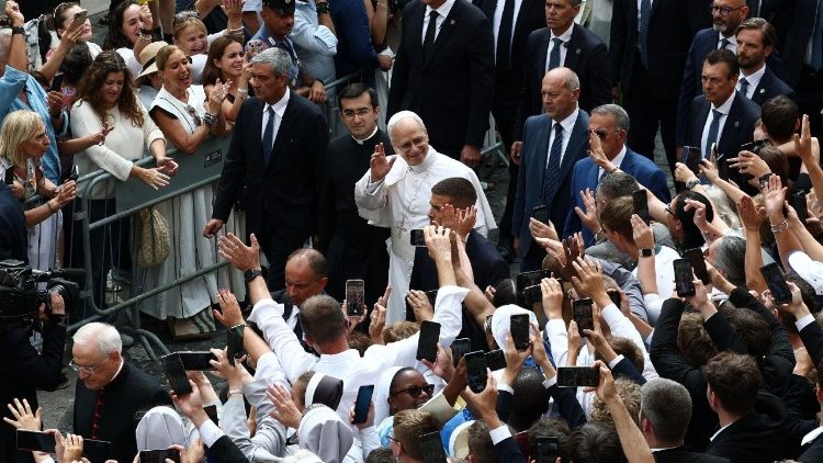 कस्तेल गंदोल्फो में लोगों से मुलाकात करते संत पापा लियो 14वें