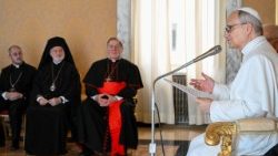 Papst Leo mit seinen Gästen in Castel Gandolfo: Zweiter von rechts Kardinal Tobin, daneben Metropolit Elpidophoros 