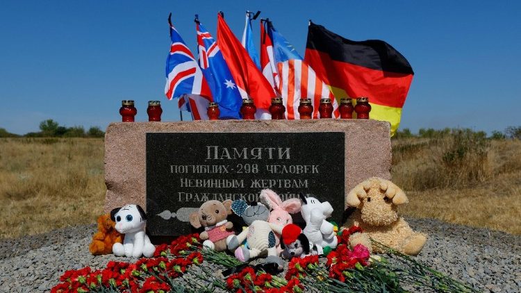 Memorial às vítimas da queda do avião MH17 da Malaysia Airlines após uma cerimônia que marcou o 11º aniversário do acidente, perto da vila de Hrabove (Grabovo), na região de Donetsk, uma área da Ucrânia controlada pela Rússia, em 17 de julho de 2025. REUTERS/Alexander Ermochenko