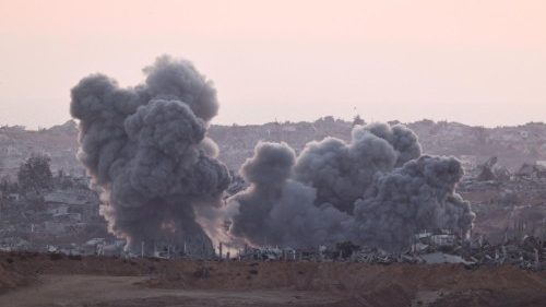 बमों के नीचे लोग और उदासीनता का वैश्वीकरण