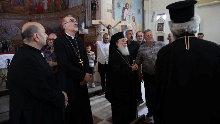 കർദിനാൾ പിറ്റ്സബെല്ലയും,  മറ്റു സഭാനേതാക്കളും തകർന്ന ദേവാലയത്തിൽ 