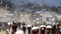 Палестінцы ў Газе падчас атрымання гуманітарнай дапамогі