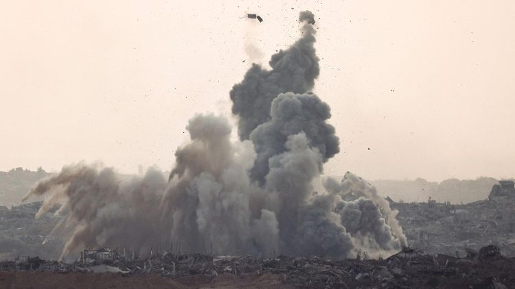 காசாவின்மீது தாக்குதல் நடத்தும் இஸ்ரேல் 