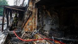 Vigili del fuoco al lavoro dopo gli ultimi attacchi a Kyiv