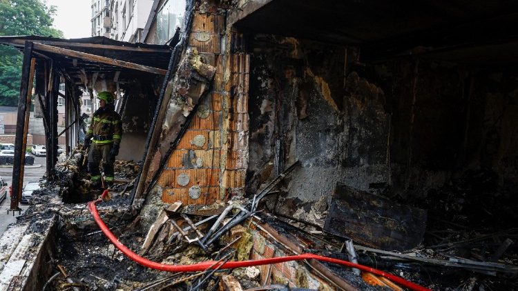 Vigili del fuoco al lavoro dopo gli ultimi attacchi a Kyiv