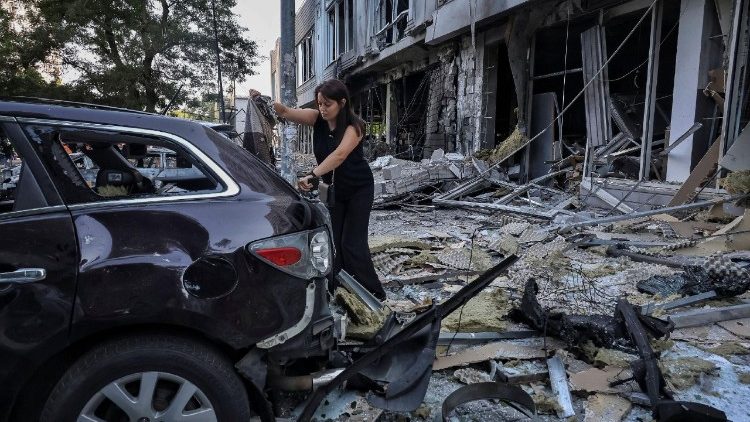 Um morador inspeciona um carro danificado no local do ataque de drone russo, em meio ao ataque russo à Ucrânia, em Odesa, Ucrânia, em 22 de julho de 2025. REUTERS/Nina Liashonok