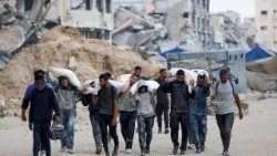 സഹായമായി ലഭിച്ച വസ്തുക്കളുമായി എതാനും പലസ്തീനാക്കാർ