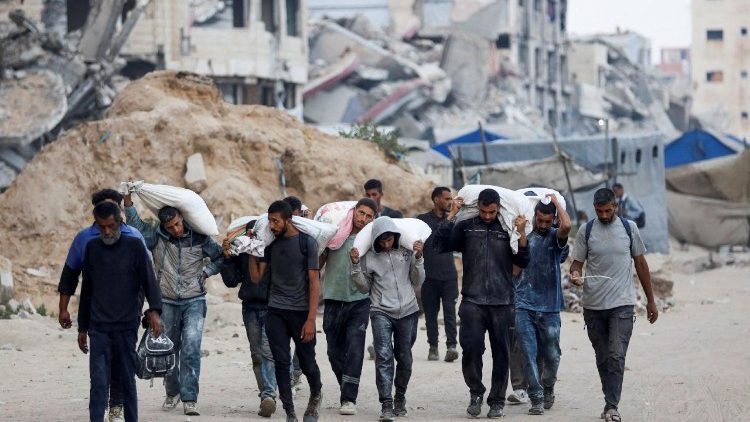 സഹായമായി ലഭിച്ച വസ്തുക്കളുമായി എതാനും പലസ്തീനാക്കാർ