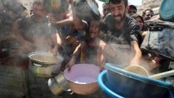 गाजा सिटी में चैरिटी किचन से भोजन प्राप्त करने के लिए फिलिस्तीनी प्रतीक्षा कर रहे हैं