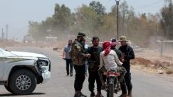 Syrische Sicherheitskräfte mit Beduinen an einem Checkpoint in der Nähe der Stadt Suwaida