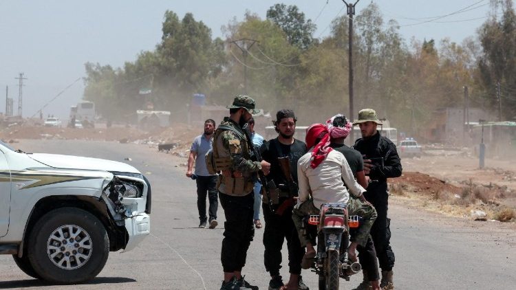 Syrische Sicherheitskräfte mit Beduinen an einem Checkpoint in der Nähe der Stadt Suwaida