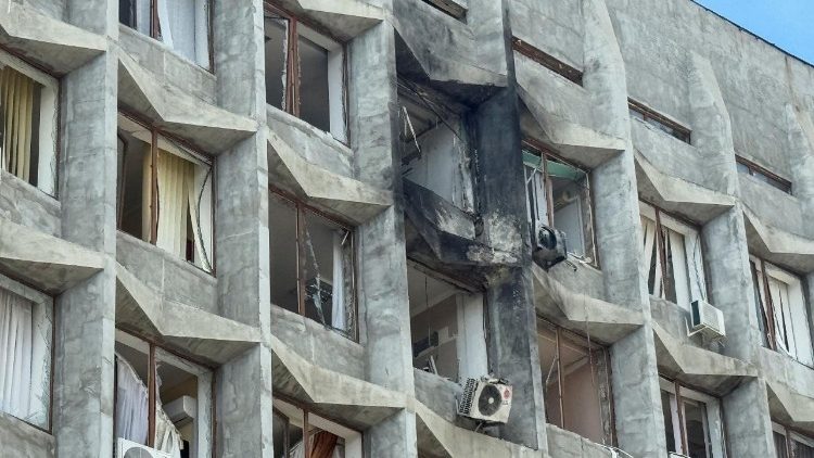 Uma vista mostra o prédio da Administração Militar Regional de Sumy, que foi atingido por um ataque de drone russo, em meio ao ataque da Rússia à Ucrânia, em Sumy, Ucrânia, em 26 de julho de 2025. REUTERS/Stringer