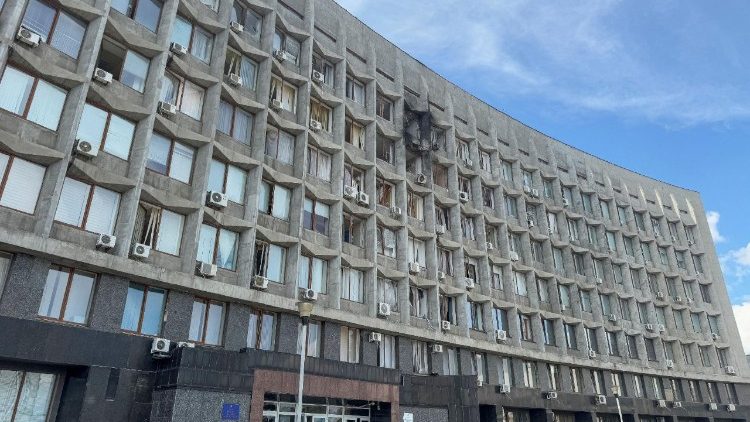 Uma vista mostra o prédio da Administração Militar Regional de Sumy, que foi atingido por um ataque de drone russo, em meio ao ataque da Rússia à Ucrânia, em Sumy, Ucrânia, em 26 de julho de 2025. REUTERS/Stringer